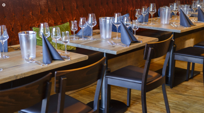 Se le cae una servilleta y lo que hace el restaurante se vuelve viral