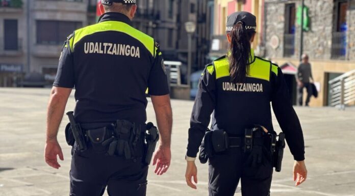 Un disparo fortuito en la comisaría de Beasain hiere a dos policías municipales