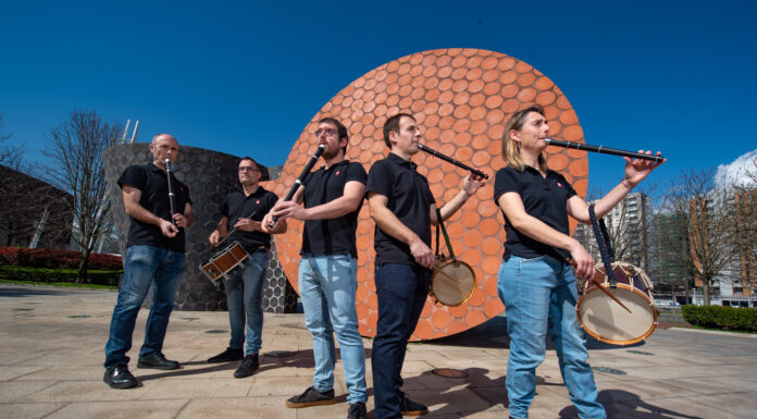La banda municipal de txistularis de Bilbao cierra la temporada en el Palacio Euskalduna con un espectáculo de circo y música