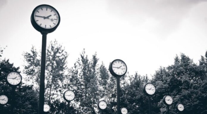 Relojes de fichar: Diferentes tipos y consideraciones para elegir el adecuado