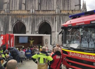 Los bomberos y bomberas de Bizkaia se acercan a nuevas comarcas con su aula móvil para divulgar la prevención de incendios