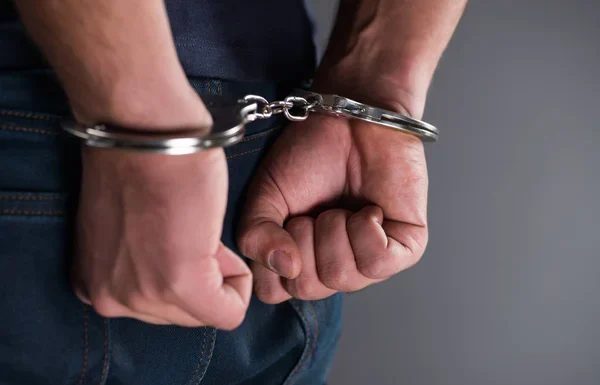 Detenido un hombre por provocar un incendio en una estación de servicio de Leioa al prender fuego a unas garrafas de combustible