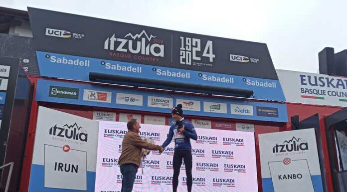Juan Ayuso recibe el maillot azul por ser el mejor joven en la clasificación la Itzulia Basque Country 2024