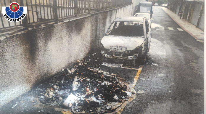 Investigado un hombre en Balmaseda por el incendio provocado de un vehículo y nueve contenedores