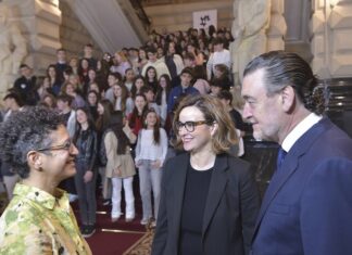 Elixabete Etxanobe entrega los certificados Jakin-Mina 2023-2024 a estudiantes de 4º de ESO en el Palacio Foral