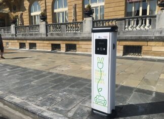 Aisialdiko enpresetan auto elektrikoak kargatzeko zutoinak ezartzeko laguntzak