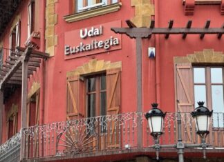 Udal Euskaltegiak 25 eurotan eskainiko ditu irailetik aurrera adinekoentzako euskara ikastaroak