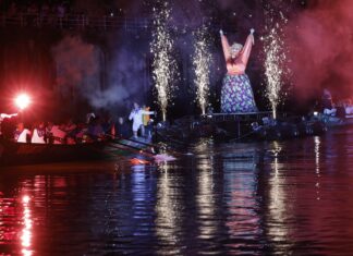 El fuego renueva el espíritu festivo de Marijaia, que resurgirá de sus cenizas el año que viene en la 45 edición de Aste Nagusia