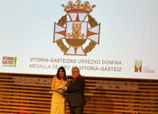 Alfredo Retortillo eta Alberto Alonso, Terrorismoaren Biktimen Oroimenezko Zentroari Gasteizko Urrezko Dominako ekitaldian
