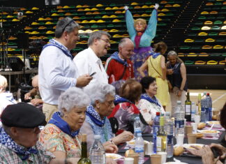 Las personas mayores de Bilbao disfrutan también de Aste Nagusia con circo, comida, bailables, fútbol y teatro