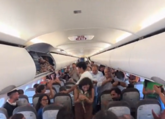 Un vuelo se retrasa y lo que sucede se vuelve viral