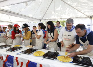 El Alcalde de Bilbao y la Comisión Mixta de Fiestas participan en el Concurso de Tortilla de Patatas de Aste Nagusia