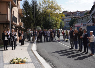 Donostiako Udalak bi plaka jarri ditu gaur Antonio Pastor eta Moisés Corderoren omenez