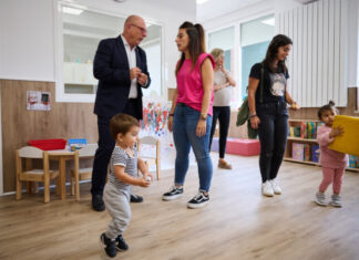 Gimeno kontseilaria Arroizko ikastetxe publikoko 2 urteko gela berrian izan da 2024/2025 ikasturtearen hasieran