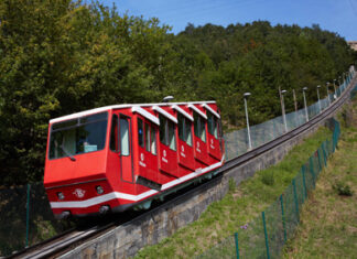 Vídeo: El viento provoca daños en la estación del Funicular de Artxanda