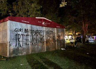 La txozna del PNV de las fiestas de Eibar también amaneció con pintadas