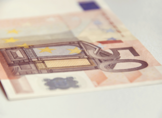 Un cliente paga con 50 euros una cuenta de 49,90 y lo que ocurre después enfada al hostelero