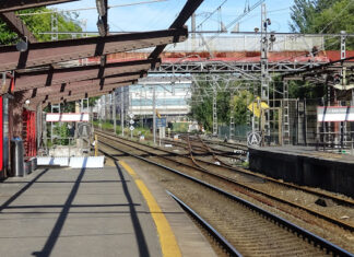 Cuatro detenidos tras ser sorprendidos robando cableado en la estación de tren de Sestao