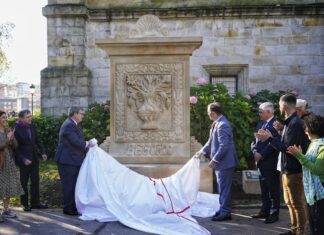 El alcalde de Bilbao descubre el escudo conmemorativo de la anteiglesia de Begoña