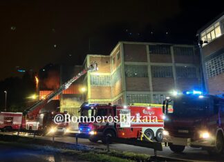 Los bomberos controlan el incendio declarado en una antigua carpintería de Arrigorriaga