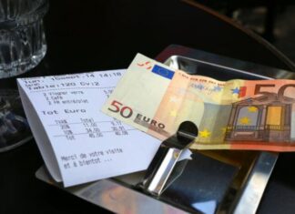 Paga con 50 euros una cuenta de 49,90 y lo que sucede después enfada al hostelero
