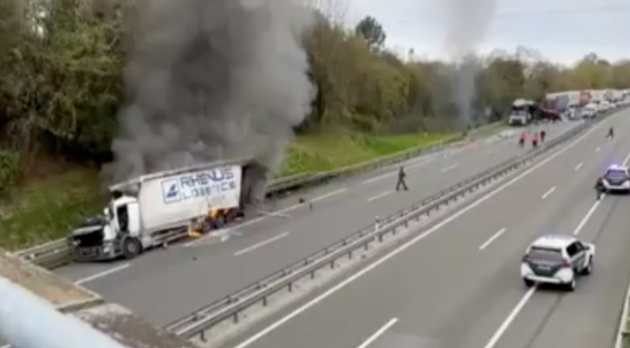 Un accidente entre dos camiones provoca retenciones en la AP-8 en Irun