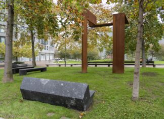 Bilbao rinde homenaje a todas las víctimas del terrorismo y la violencia política con una gran escultura que invita al encuentro y la paz