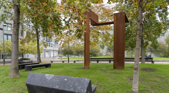 Bilbao rinde homenaje a todas las víctimas del terrorismo y la violencia política con una gran escultura que invita al encuentro y la paz