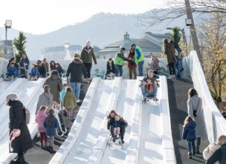 El Ayuntamiento de Bilbao inicia el montaje de la pista de patinaje, el tobogán de hielo sintético, la carpa de actividades infantiles y el Mercado Navideño