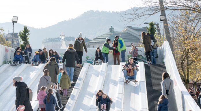 El Ayuntamiento de Bilbao inicia el montaje de la pista de patinaje, el tobogán de hielo sintético, la carpa de actividades infantiles y el Mercado Navideño