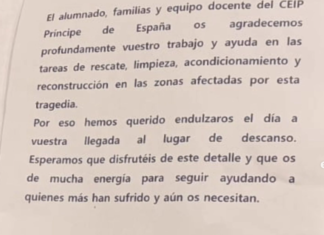 Miembros de Bomberos Euskadi reciben muestras de cariño de los valencianos