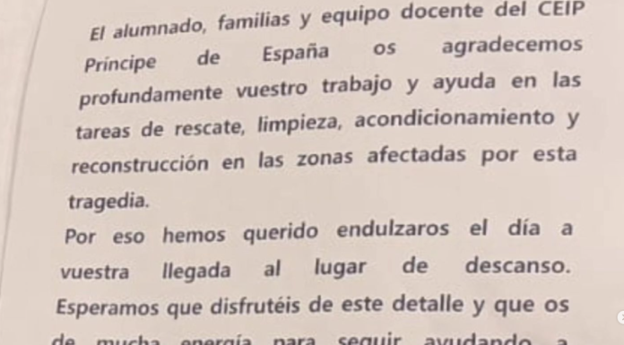 Miembros de Bomberos Euskadi reciben muestras de cariño de los valencianos