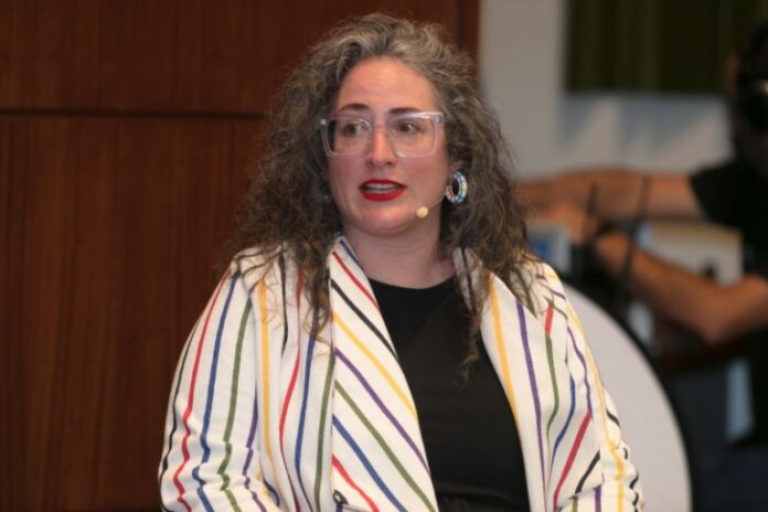 20-mujer-e-industria-en-ayala-0m3a9720-quintas-002-768x512-1-696x464-1