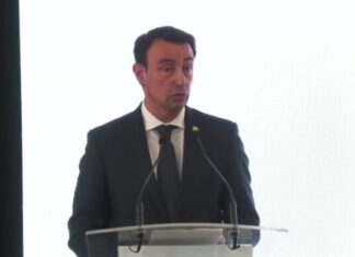 “Elkarrizketa sozialetik eraikitako kalitatezko enplegua” defendatu du Torres Lehendakariordeak