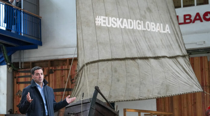 El lehendakari sostiene que Euskadi «debe pasar de ser un País que sale al mundo, a un País que juega la partida en el mundo”