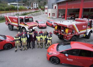 La flota de los bomberos y bomberas de Bizkaia incorpora dos nuevas autobombas forestales y cuatro vehículos 100% eléctricos