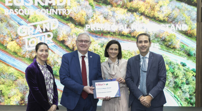 Euskadi recibe el premio al mejor stand de instituciones y comunidades autónomas en Fitur