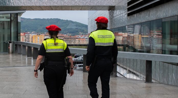 La Policía Municipal de Bilbao detiene en Santutxu a un prófugo sobre el que pesaban siete órdenes de detención por múltiples delitos