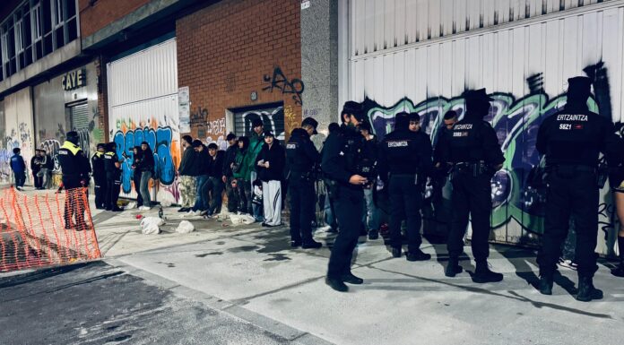 Ocupadas seis armas blancas en el Plan de Acción en el exterior de la discoteca Sonora de Erandio