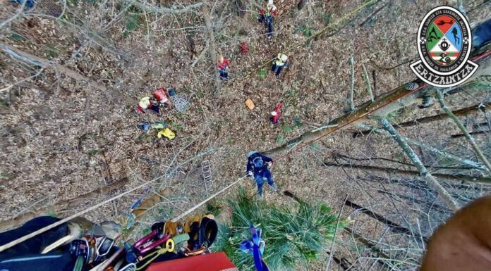 Rescate de parapentista atrapado entre árboles en Kukuarri