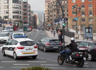 La Policía Municipal de Bilbao controla la correcta circulación de motocicletas y ciclomotores