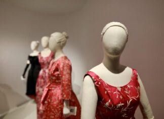 El Museo Cristóbal Balenciaga reabre sus puertas con salas dedicadas a diferentes temáticas en torno al creador y a su obra