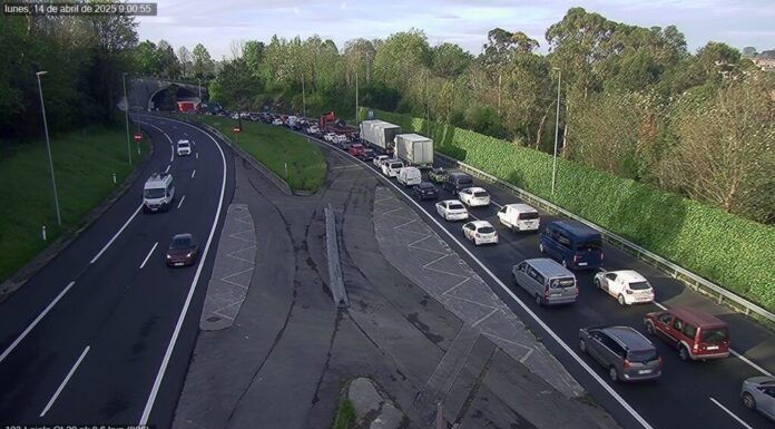 Una salida de calzada en la Gi-20 causa retenciones de varios kilómetros en Donostia