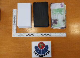 La Ertzaintza detiene a un hombre acusado de estafar 5.000 euros mediante la modalidad de “billetes tintados”