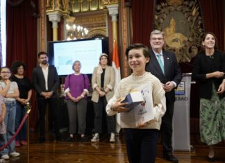 El Alcalde de Bilbao entrega los XXXVII Rafael Mikoleta Sariak a 14 escolares, cantera literaria en euskera con sello bilbaino