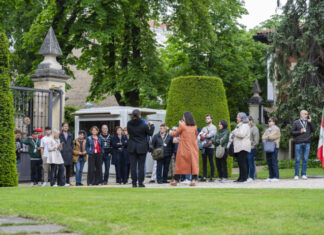 Ajuria Eneako lorategietan berrogeita hamar bisitari inguru izan dira, Vitoria-Gasteizeko Euskadiko hiriburu gisa bete duen 45. urteurrenean