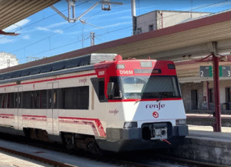 Los pasajeros rescatados de un tren de cercanías en Oiartzun explican que se escucharon chispazos y el vehículo se paró