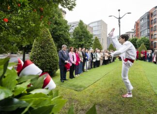 Bilbao conmemora el 725 de su fundación con una ofrenda floral, danzas y música