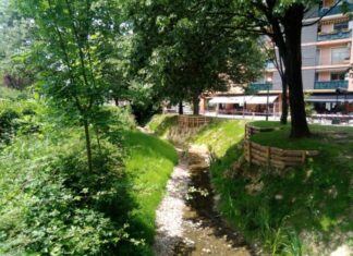Lezoko Lopene plaza zeharkatzen duen Zubitxo errekaren lehengoratze lanak burutu dira