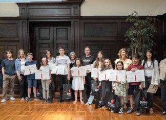 La Diputación Foral de Bizkaia entrega los premios literarios de la undécima edición de BizkaIdatz Txikia